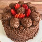 Bolo de brigadeiro com morango