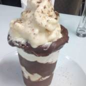 Shake de Baunilha com Calda de Chocolate 