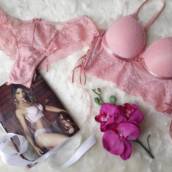 Conjunto cropped com fitas e laço