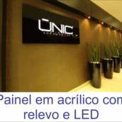 Painel em acrílico com relevo e LED