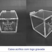 Caixa e acrílico com logo gravada