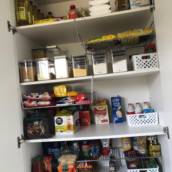 Despensa organizada e produtos categorizados 