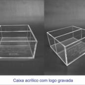 Caixa acrílico com logo gravada