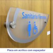 Placa em acrílico com espaçador 