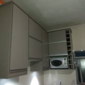 Cozinha planejada em MDF Duratex Gianduia, com iluminação em lâmpadas de led