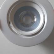 Cozinha planejada em MDF Duratex Gianduia, com iluminação em lâmpadas de led