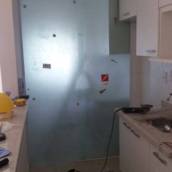 Porta de cozinha com vidro jateado