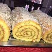 Rocambole de doce de leite com cobertura de coco