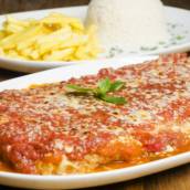 Parmegiana de filet mignon com arroz e fritas