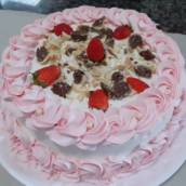 Bolo de Ouro Branco com Morango 