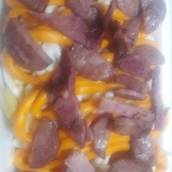 Porção de fritas com cheddar e catupiry e calabresa 