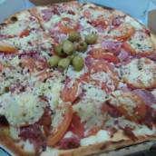 Pizza de calabresa com mussarela 
