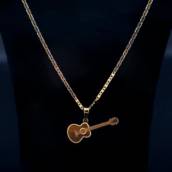 Pingente de ouro de violão