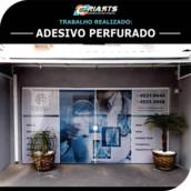 Adesivo perfurado