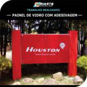 Painel de vidro com adesivagem