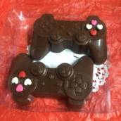 Caixa com 2 controles pequenos de chocolate ao leite
