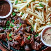 Porção Prime com mignon acebolado e batata frita