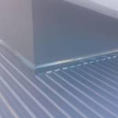 Cobertura metálica em telhas sanduíche com acabamento completo, calhas, rumos e condutor