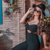 Calça com suspensório e cropped