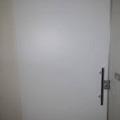  Porta com película branca.