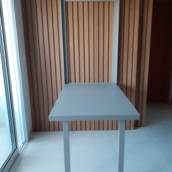 Uma mesa no painel ripado