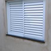 Veneziana de alumínio branco