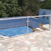 Proteção para piscina em vidro temperado e alumínio branco
