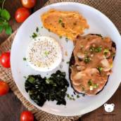 Bifinho de proteína de soja com molho madeira, arroz branco com gergelim, feijão carioca, chicória refogada e purê de batata doce
