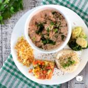 Strogonoff de proteína de soja com champignon, arroz, batata palha (separado), couve flor e brócolis salteados e torta de legumes