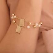 Pulseiras perfeitas de escapulário, em detalhes de pérolas e esferas.