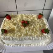 Bolo de Leite Ninho com Morango e Raspas de Chocolate Branco