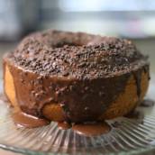 Bolo simples com calda de chocolate