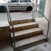 Adequações em escadas e corrimãos