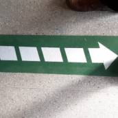 Demarcação de rota de fuga com tinta fosforescente