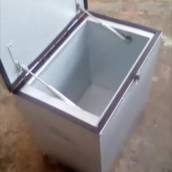 Caixa térmica convencional com rodinhas e amortecedor