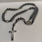 Colar Terço Hematita São Bento No Cordão C/ Cruz
