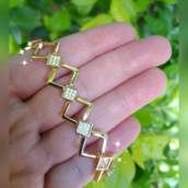 Pulseira diferente com banho de ouro e zircônias