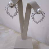 Brinco de pérola shell, zircônias e banho de rodhium branco