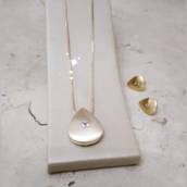 Conjunto com colar longo regulável, peças banhadas a ouro