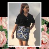 Look Camisa Manga Longa e Mini Saia Floral