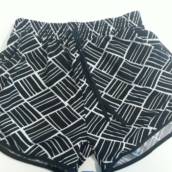 Shorts Preto Estampado com Listras