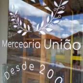 Adesivo com recorte na porta de vidro