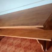 Mesa de madeira com bancos