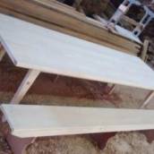 Mesa com bancos de madeira Pinus
