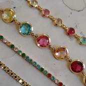 Pulseiras coloridas, uma tendência nessa coleção