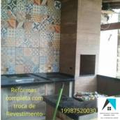 Colocação de revestimento mosaico