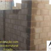 Construção com bloco estrutural frisado