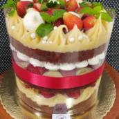 Bolo de Red Velvet com morango e suspiro 