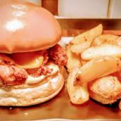 Hambúrguer de frango, cheddar e maionese de bacon.