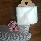 Renda de tule bordada na cor off white (metro)